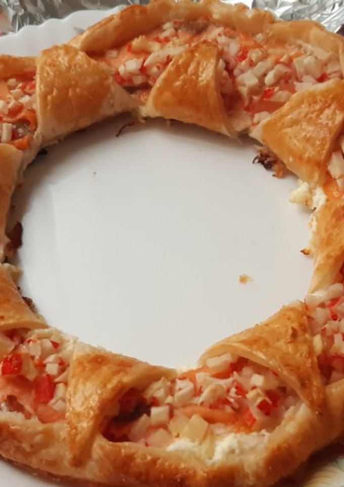 Una foto de Corona de hojaldre con salmón ahumado, surimi y queso crema. Sin gluten