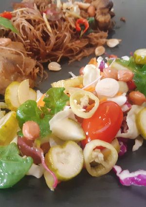 รูปของ สลัดไทยน้ำใสใส่ผักดองอาจาดเอนไซม์ #leftover #upcycle No.7 🥗