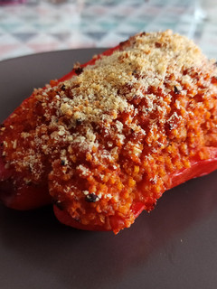 Una foto de Pimientos al horno rellenos de mijo y soja texturizada