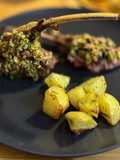 Carré di agnello in crosta di erbe e pistacchi