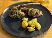 Una foto di costolette di maiale con patate