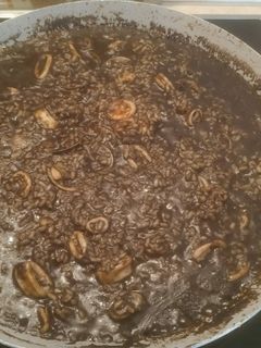 Una foto de Arroz negro con chirlas y chipirones