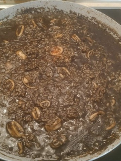 Una foto de Arroz negro con chirlas y chipirones
