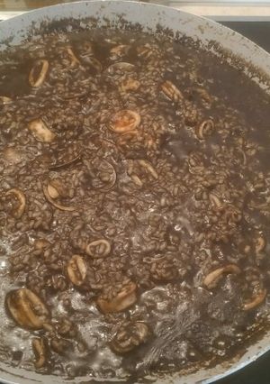 Una foto de Arroz negro con chirlas y chipirones