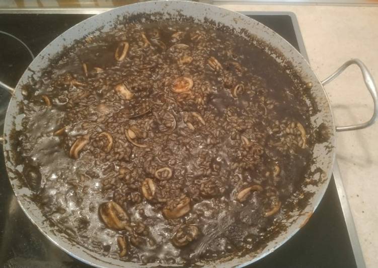 Arroz negro con chirlas y chipirones