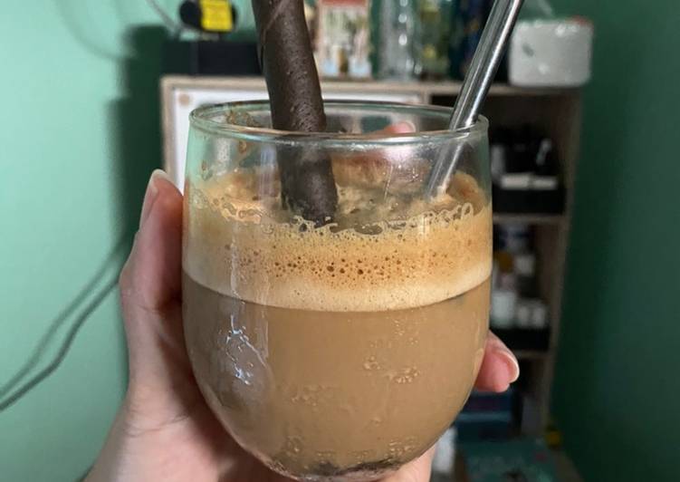 Dalgona coffee (no mixer) with chocolatos