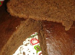 Una foto de Torta casera con chocolate y crema de leche