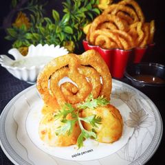 A picture of Aloo ki Jalebi with aloo chaat.