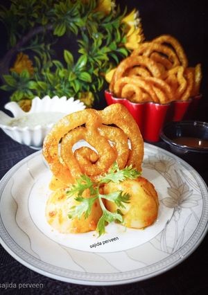 A picture of Aloo ki Jalebi with aloo chaat.