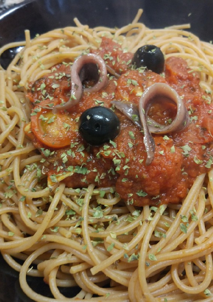 Una foto de Espaguetis integrales con salsa putanesca