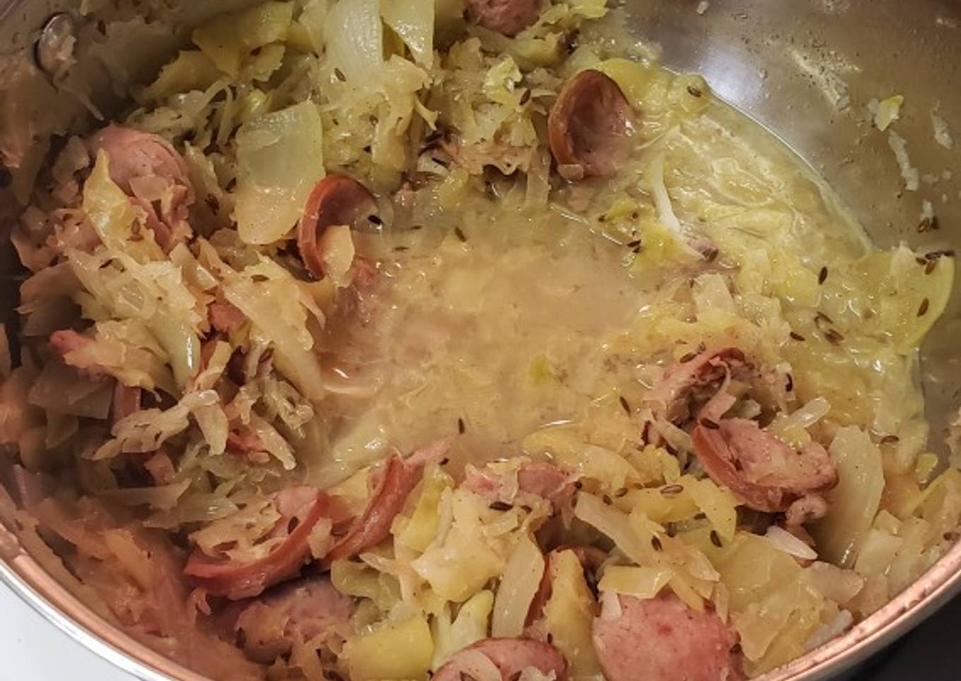 Kielbasa with apples and sauerkraut