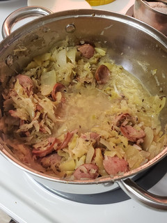 A picture of Kielbasa with apples and sauerkraut.