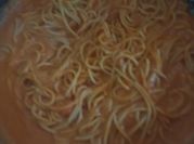 Una foto de spaghetti con crema y queso amarillo