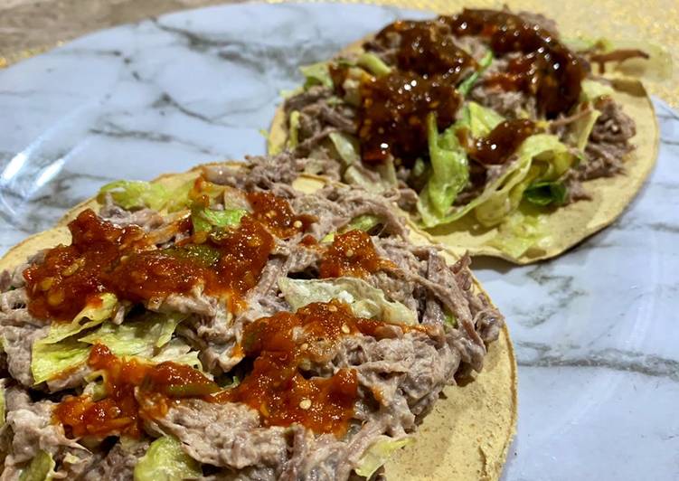 Tostadas de carne deshebrada