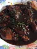 Pollo en salsa negra