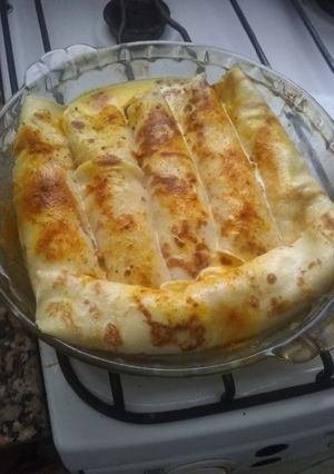 Una foto de Canelones fáciles de jamón, queso y palmitos con salsa con curry