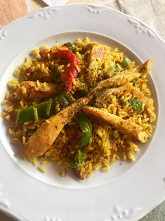 Una foto de Arroz con pollo y cúrcuma