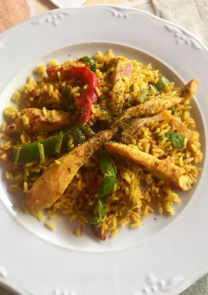 Una foto de Arroz con pollo y cúrcuma