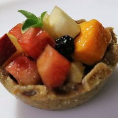 A picture of Fresh fruits and dates tart.