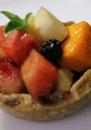 A picture of Fresh fruits and dates tart.