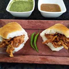 A picture of Kanda bhaji pav.