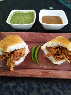 A picture of Kanda bhaji pav.