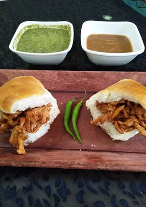 A picture of Kanda bhaji pav.