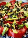 Ensalada de tomate rosa con tartar de algas y aguacate