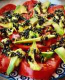 Ensalada de tomate rosa con tartar de algas y aguacate