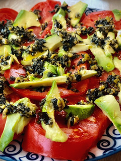 Una foto de Ensalada de tomate rosa con tartar de algas y aguacate