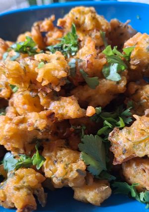 A picture of Leftover rice and onion pakoda.