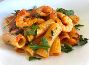 Foto di Rigatoni con Code di Mazzancolle, Pomodorini Freschi e Rucola