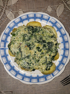 Una foto de Espinacas a la crema con papas doradas