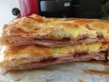 Hojaldre relleno de jamón, queso y dátiles