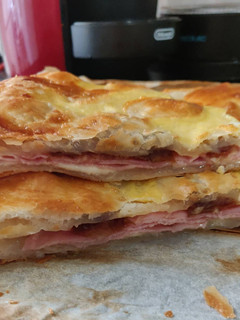 Una foto de Hojaldre relleno de jamón, queso y dátiles