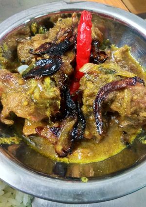 A picture of Kancha Aam and Sorse chicken.