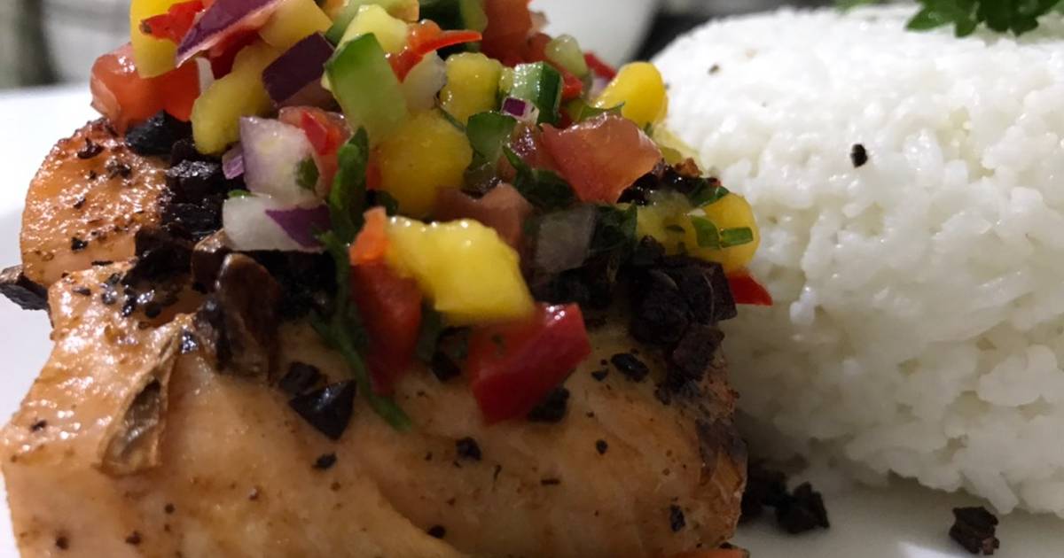 Resep Panseared salmon in garlic butter sauce and mango salsa oleh