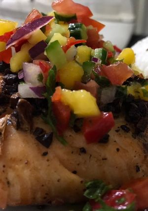 Foto resep Pan-seared salmon in garlic butter sauce and mango salsa