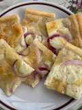 Sfoglia con Cipolla Rossa, Stracchino e Mozzarella