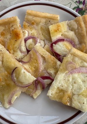 Foto di Sfoglia con Cipolla Rossa, Stracchino e Mozzarella