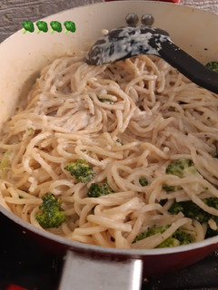 Una foto de Espagueti blanco con brócoli 🥦😋