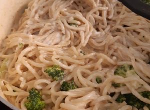 Una foto de Espagueti blanco con brócoli 🥦😋