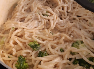 Una foto de Espagueti blanco con brócoli 🥦😋