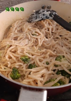 Una foto de Espagueti blanco con brócoli 🥦😋