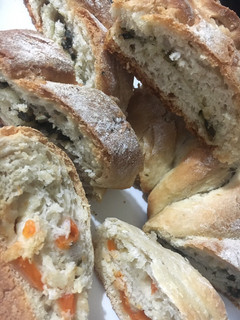 Una foto de 🥖PAN RÚSTICO🥖 CASERO🤩 RELLENO CON ALBAHACA FRESCA🌿Y AJO🧄 // CEBOLLA🧅 Y AJÍ🌶