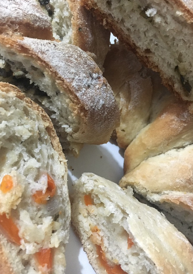 Una foto de 🥖PAN RÚSTICO🥖 CASERO🤩 RELLENO CON ALBAHACA FRESCA🌿Y AJO🧄 // CEBOLLA🧅 Y AJÍ🌶