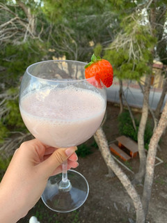 Una foto de Batido de fresas con helado vegano