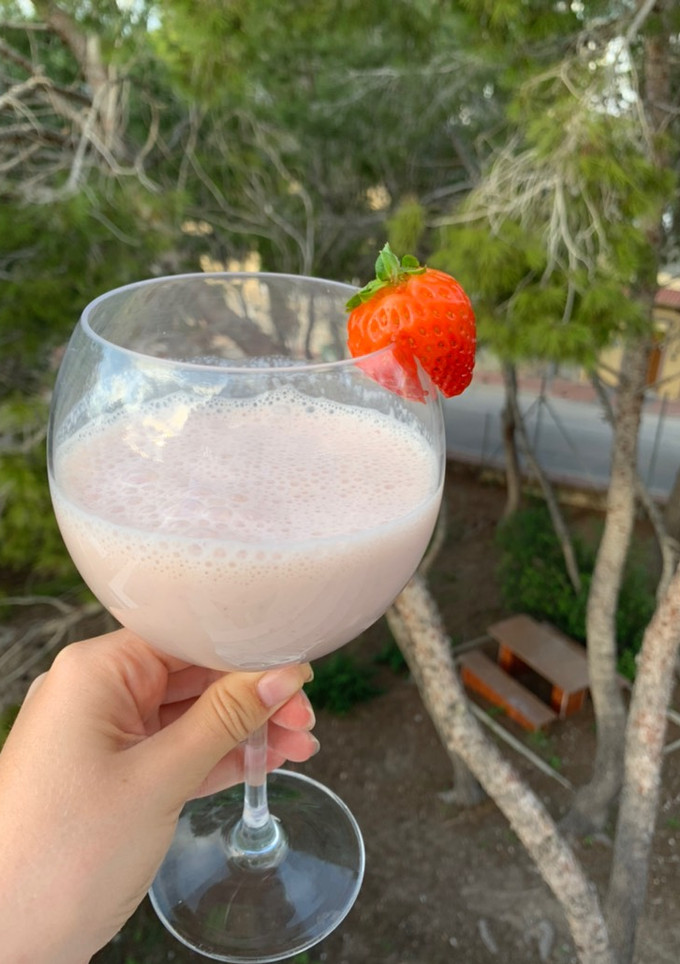 Una foto de Batido de fresas con helado vegano