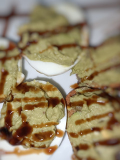 Una foto de Huevos rellenos de crema de aguacate
