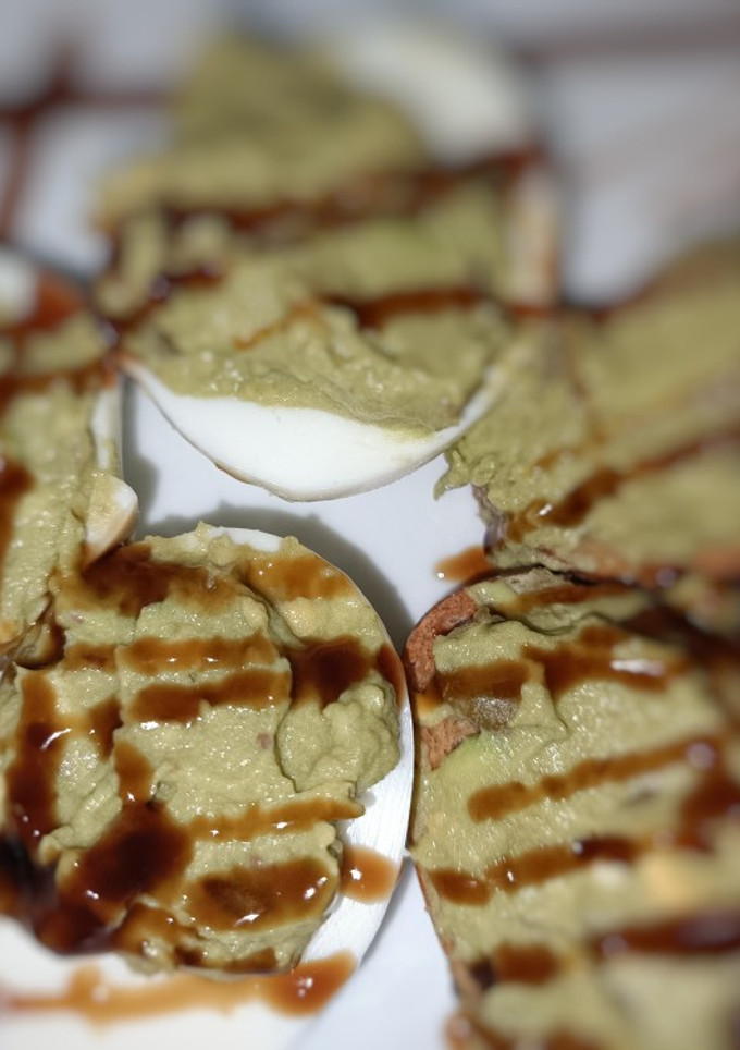 Una foto de Huevos rellenos de crema de aguacate